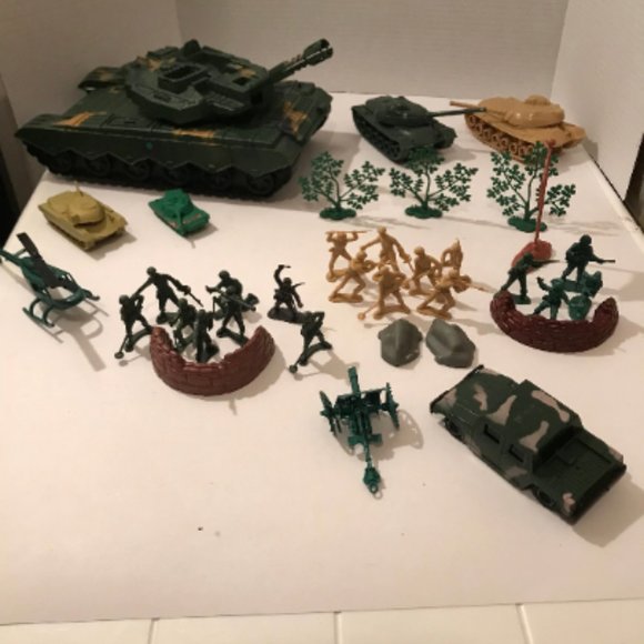 Toy Soldiers Vintage with Moveable Tanks 35 Piece Set Collectors - Picture 1 of 6